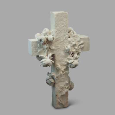 Croix de cimetière en pierre, sculptée de fleurs