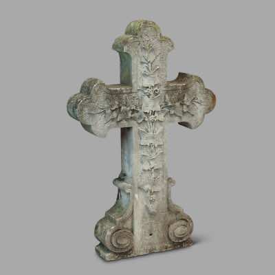 Croix de cimetière en pierre, sculptée de lierre