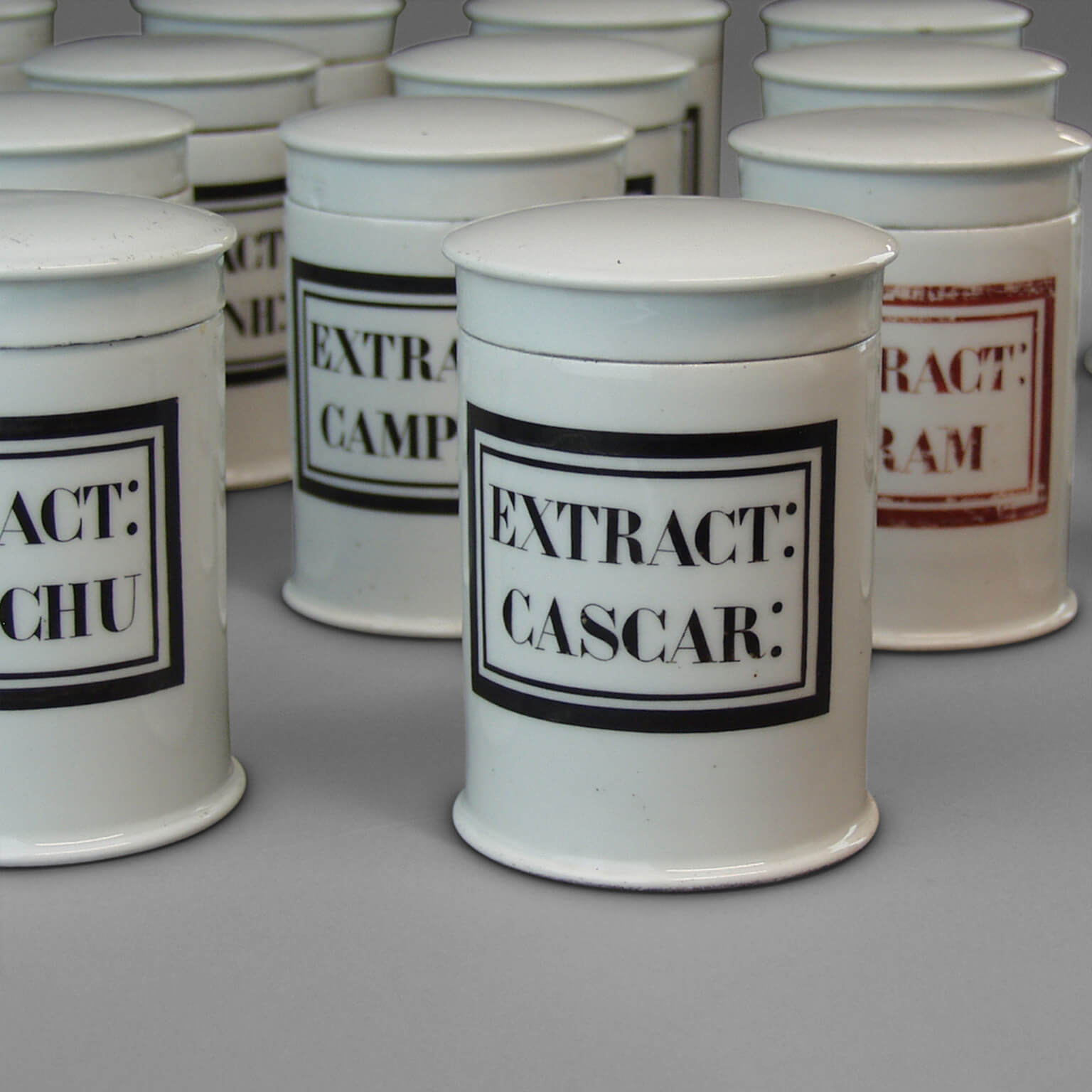 Pots de pharmacie en porcelaine XIXe s.